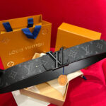 Cintura Louis Vuitton in pelle nera con packaging di lusso e dettagli eleganti.