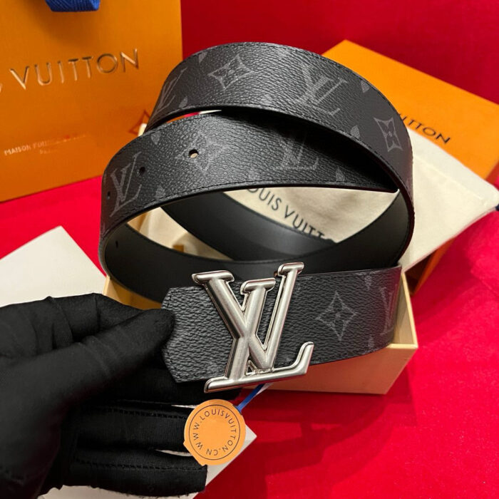 Cintura Louis Vuitton in pelle nera con fibbia argento, elegante e di lusso.