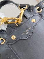 Borsa Louis Vuitton in pelle nera elegante con dettagli in oro e firma distintiva Paris.