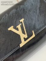 Portafoglio Louis Vuitton in pelle nera, elegante, con logo dorato e design raffinato.