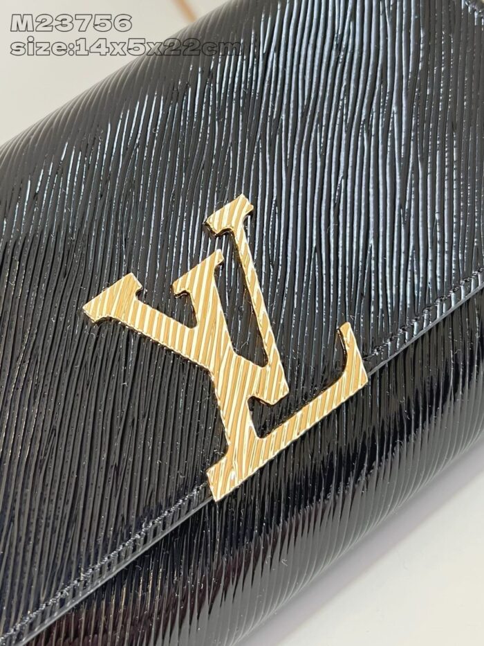 Portafoglio Louis Vuitton in pelle nera, elegante, con logo dorato e design raffinato.