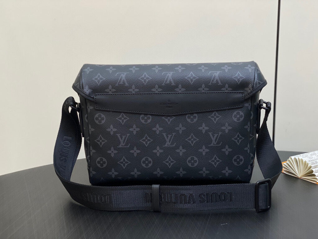 Borsa messenger Louis Vuitton nera in pelle con monogramma, stile elegante e pratico.