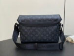 Borsa messenger Louis Vuitton nera in pelle con monogramma, stile elegante e pratico.