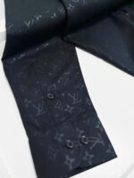 Camicia nera elegante con dettagli di alta moda e logo discreto in tessuto lucido e raffinato.