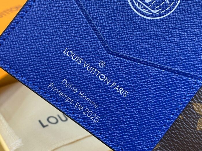 Etichetta Louis Vuitton blu, eleganza primavera 2025, branding e dettagli di lusso