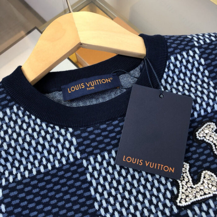 Maglione Louis Vuitton in blu con motivo geometrico e logo di alta moda.