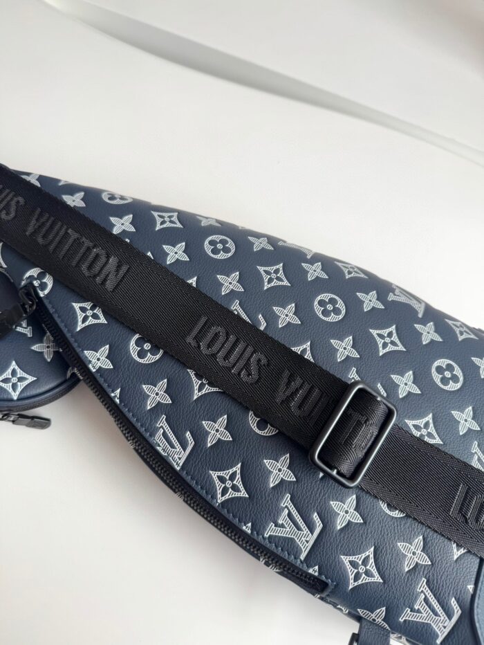 Borsa Louis Vuitton Monogramma Navy con Tracolla Nera, elegante e pratica per ogni occasione.
