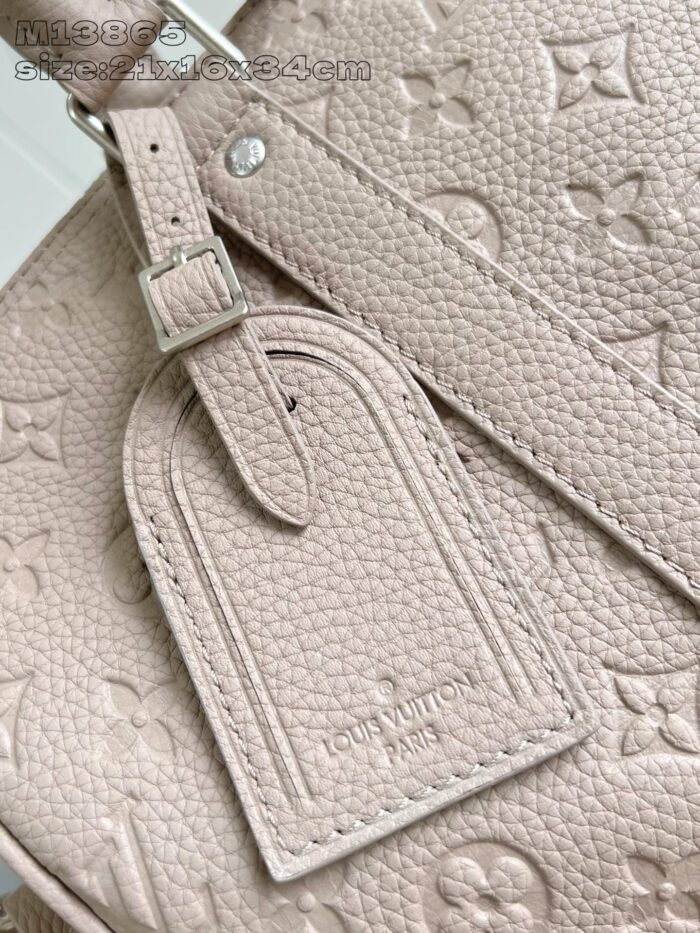 Borsa di lusso in pelle beige con dettaglio elegante e tag coordinato.