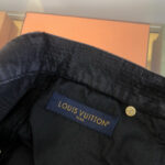 Etichetta Louis Vuitton di lusso con dettagli eleganti e rifiniture di alta qualità.