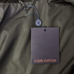 Etichetta Louis Vuitton su tessuto di alta qualità, simbolo di lusso e raffinatezza.