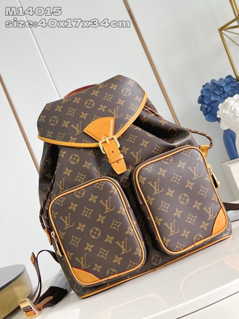 Zaino Louis Vuitton Monogramma elegante e pratico, in pelle marrone con dettagli in tonalità calde.