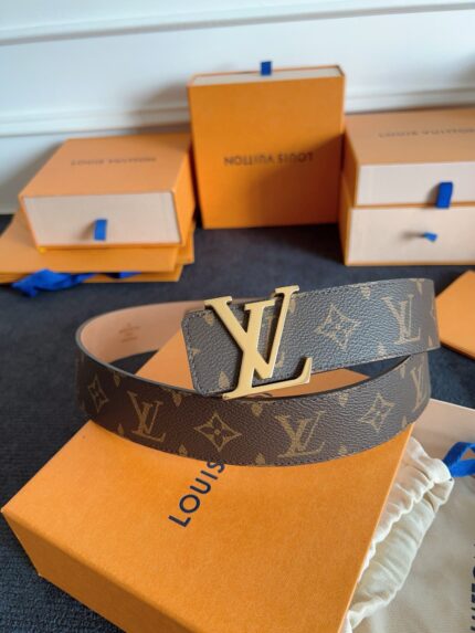 Cintura Louis Vuitton in canvas con fibbia dorata e scatole regalo arancioni.