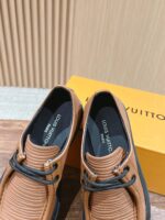 Scarpe Louis Vuitton in pelle marrone con dettagli eleganti e packaging iconico giallo.