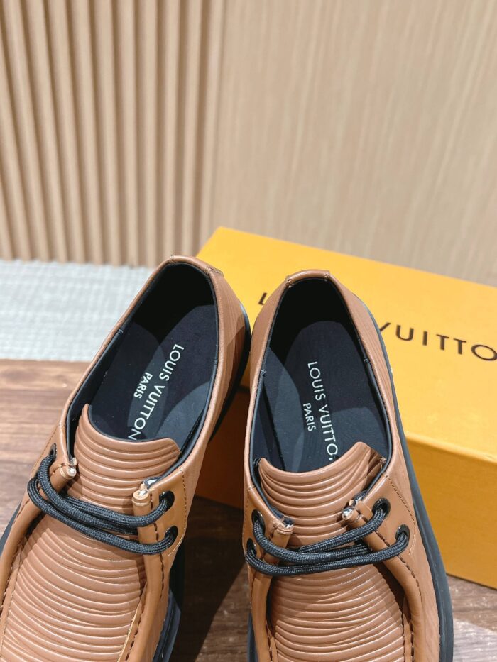Scarpe Louis Vuitton in pelle marrone con dettagli eleganti e packaging iconico giallo.