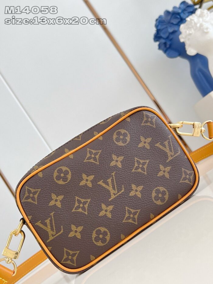 Borsa Louis Vuitton Monogram, dettagli arancioni, tasche eleganti, dimensioni compatte, stile sofisticato.