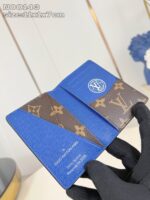 Portafoglio Louis Vuitton monogramma e blu moderno, elegante e di alta qualità.