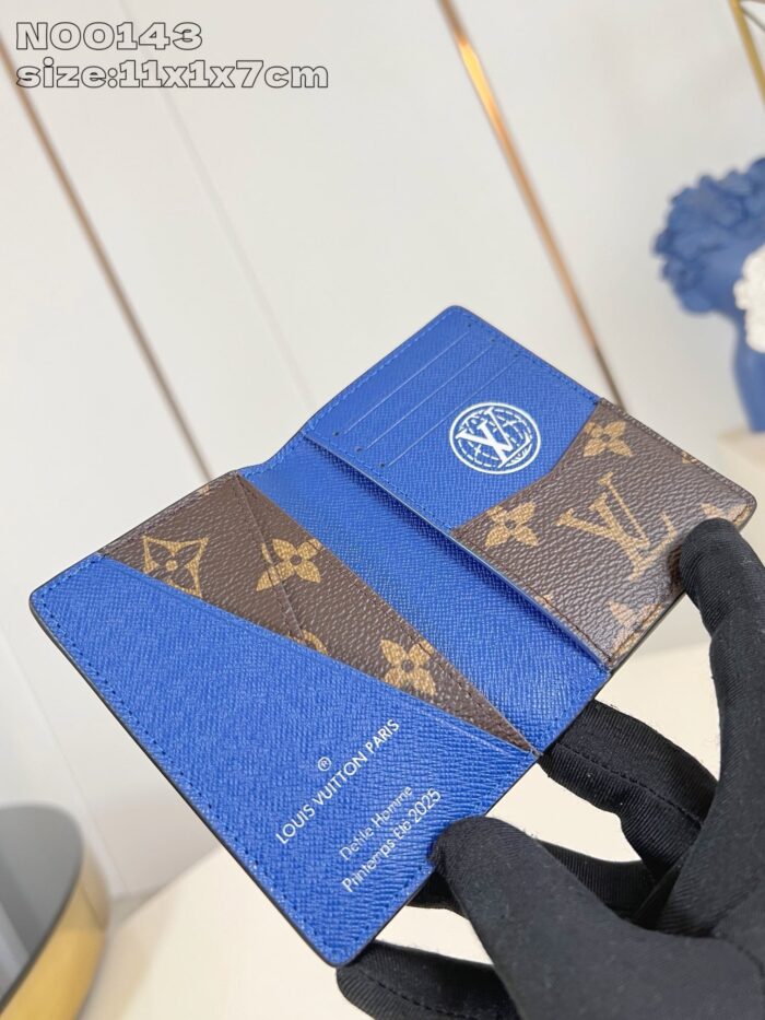 Portafoglio Louis Vuitton monogramma e blu moderno, elegante e di alta qualità.