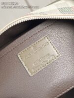 Interno di borsa Louis Vuitton, lining taupe, logo e dettagli di lusso italiani.
