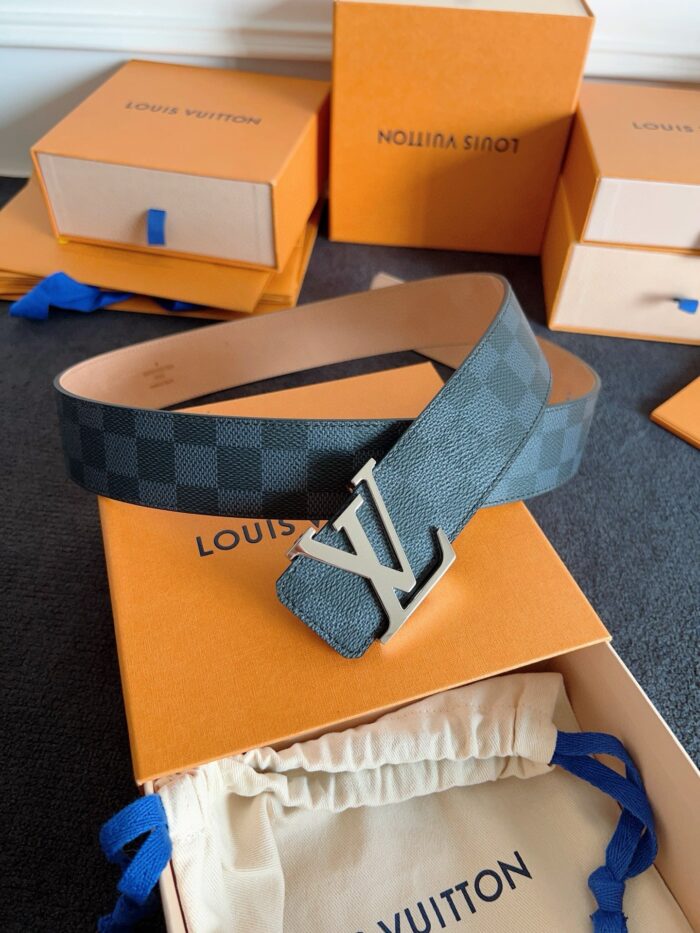 Cintura Louis Vuitton Damier con fibbia monogramma LV e confezione originale arancione.