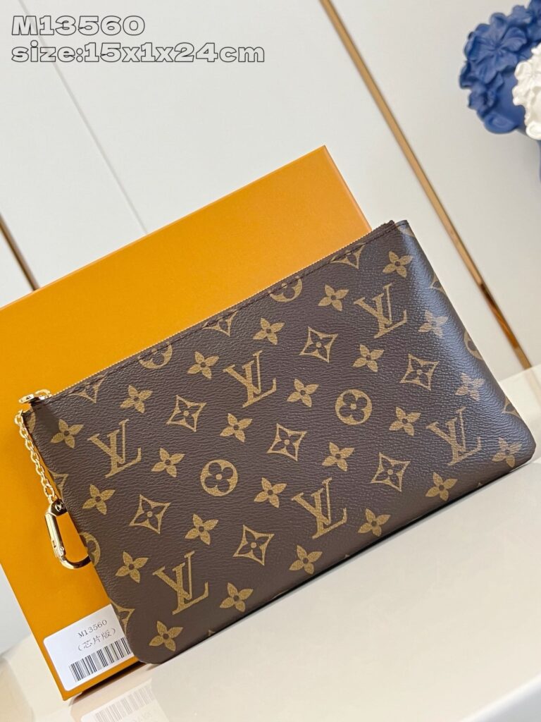 Clutch Louis Vuitton monogramma con scatola arancione, elegante e di alta qualità.