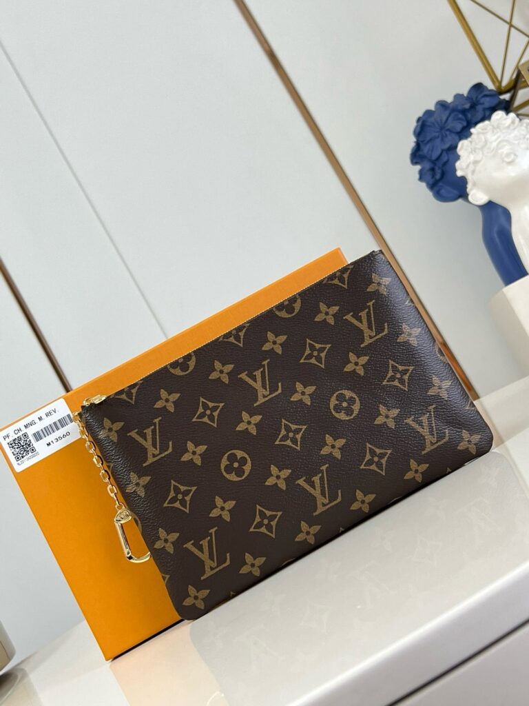 Portafoglio Louis Vuitton monogram con scatola arancione elegante e decorazione floreale.