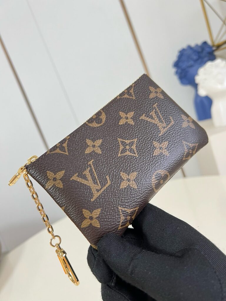 Portachiavi Louis Vuitton Monogram in pelle con dettagli dorati, elegante e compatto.