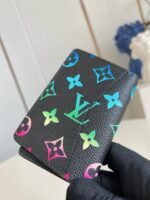 Portafoglio Louis Vuitton colorato e moderno in pelle nera, design elegante e vibrante.
