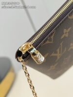 Borsa Louis Vuitton Monogram, elegante e compatta, 15x24 cm, con chiusura zip e dettagli dorati.
