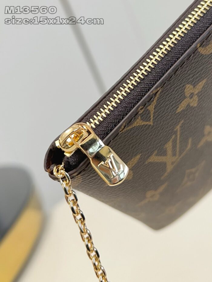 Borsa Louis Vuitton Monogram, elegante e compatta, 15x24 cm, con chiusura zip e dettagli dorati.