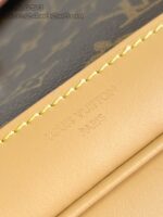 Louis Vuitton, dettaglio in pelle beige con monogramma e logo embossato.