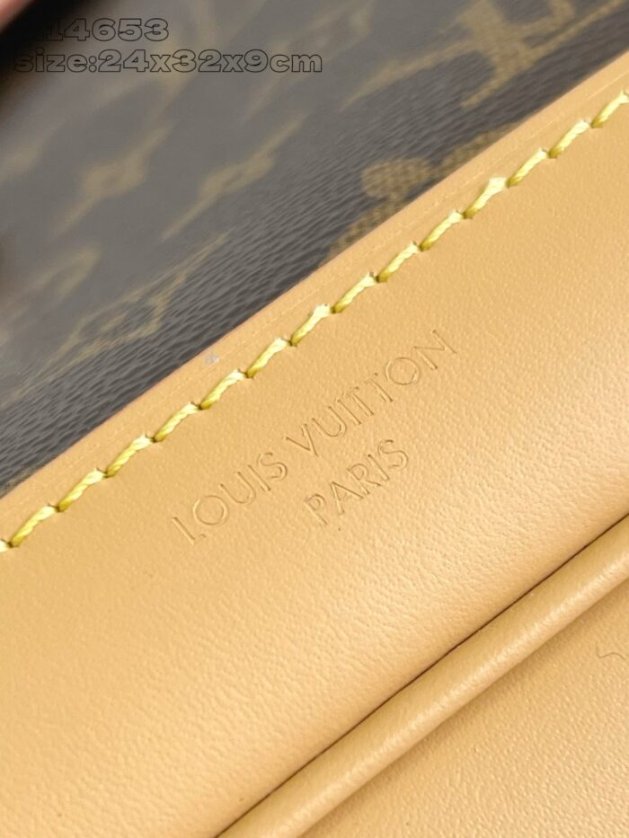 Louis Vuitton, dettaglio in pelle beige con monogramma e logo embossato.
