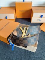 Cintura Louis Vuitton Damier con fibbia doro e scatole di lusso eleganti.