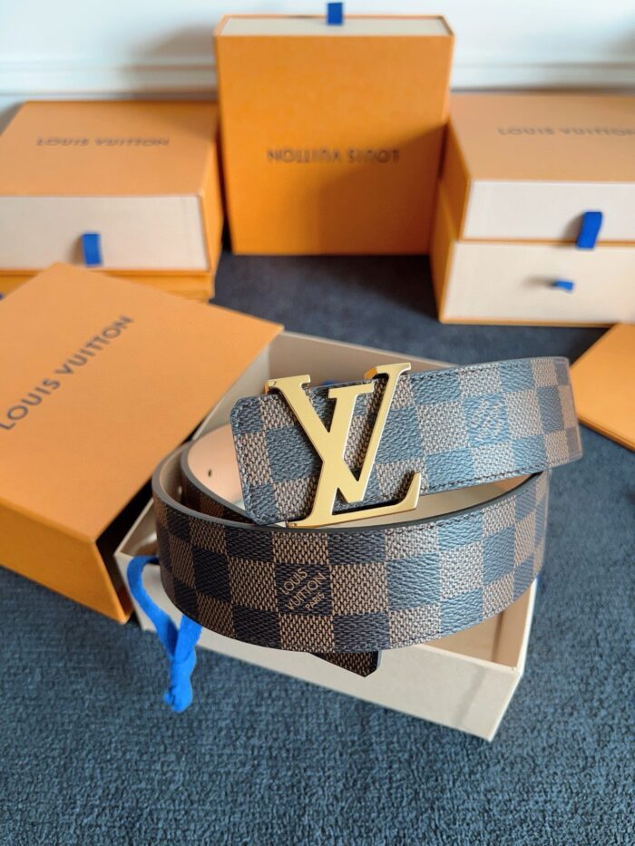 Cintura Louis Vuitton Damier con fibbia doro e scatole di lusso eleganti.
