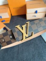 Cintura Louis Vuitton Damier con fibbia doro, lusso e stile italiano raffinato.