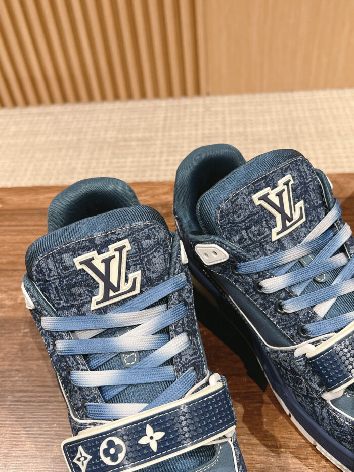 Sneakers Louis Vuitton in denim blu scuro con monogramma e dettagli eleganti, stile e lusso raffinato.