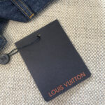 Etichetta Louis Vuitton su jeans di denim di lusso con logo arancione.