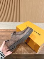 Scarpe Louis Vuitton Dessert Boot monogramma, suola nera, box arancione su superficie in legno elegante.