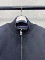 Giacca nera Louis Vuitton con monogramma embossato e zip di alta qualità.