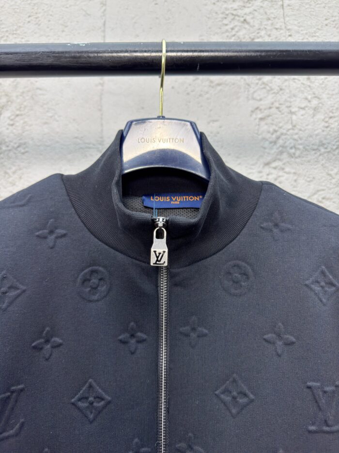 Giacca nera Louis Vuitton con monogramma embossato e zip di alta qualità.