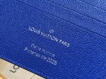 Anteprima Louis Vuitton Uomo Primavera Estate 2025, borsa blu in pelle embossata di lusso.