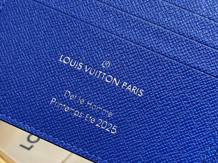Anteprima Louis Vuitton Uomo Primavera Estate 2025, borsa blu in pelle embossata di lusso.
