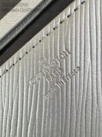 Pelle Louis Vuitton con logo inciso, dettagli di lusso e finitura elegante.