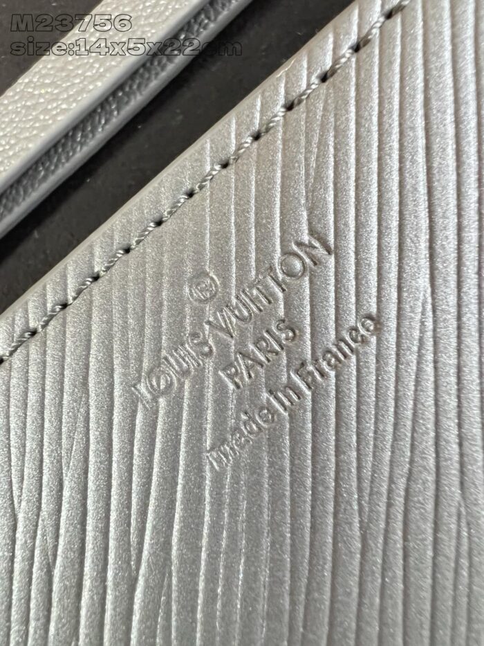 Pelle Louis Vuitton con logo inciso, dettagli di lusso e finitura elegante.