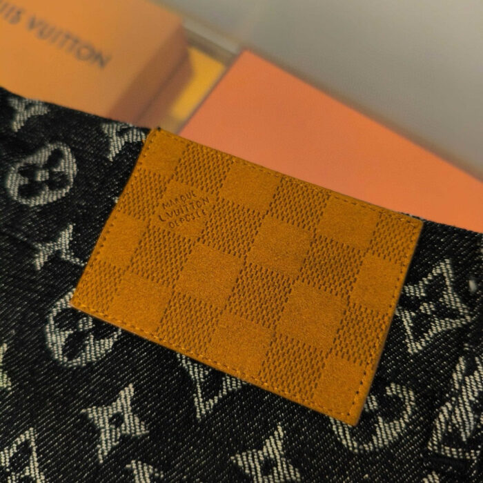 Accessorio Louis Vuitton con monogramma e dettaglio Damier, eleganza e stile di lusso.