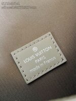 Etichetta Louis Vuitton Made in France, dettaglio di lusso su tessuto elegante.