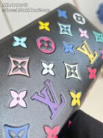 Borsa Louis Vuitton con motivi floreali colorati su pelle nera di alta qualità.
