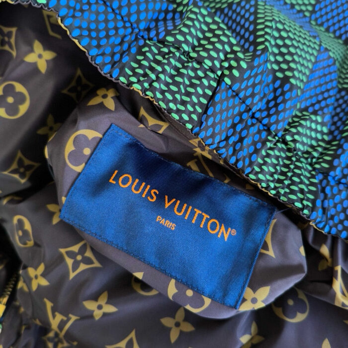 Dettaglio di una giacca Louis Vuitton con monogramma, pattern colorati e dettagli di alta qualità.