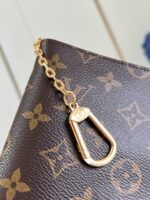Portachiavi Louis Vuitton in ottone e canvas monogram, dettagli di lusso e stile elegante.