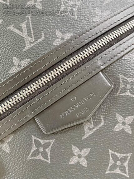 Borsa Louis Vuitton in pelle grigia con monogramma e dettagli in metallo lucido.