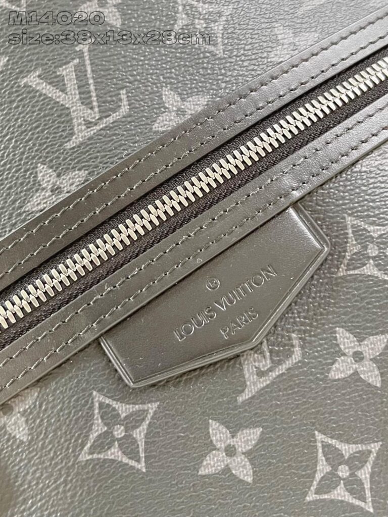 Borsa Louis Vuitton in pelle grigia con monogramma e dettagli in metallo lucido.